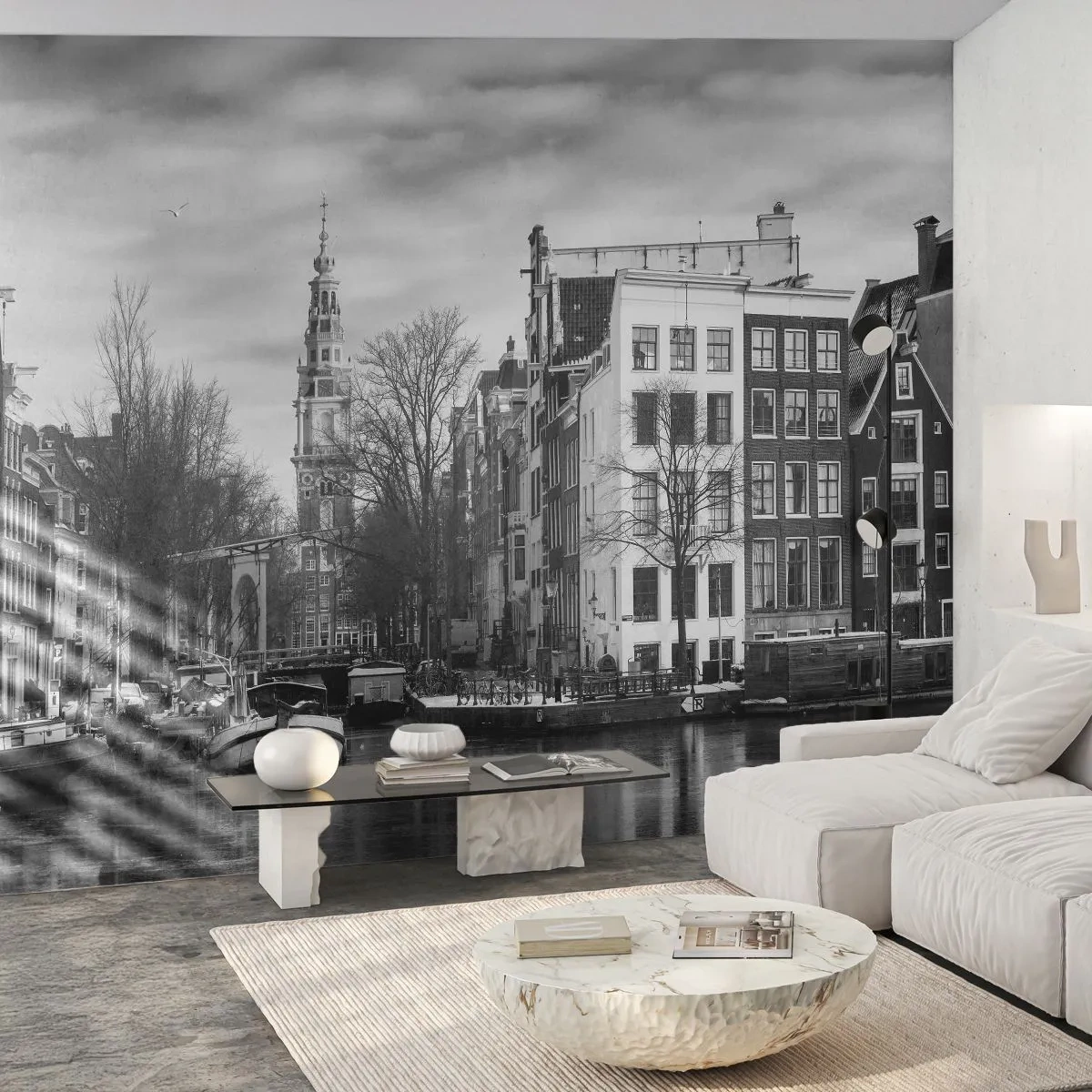 Fototapete Premium Sand - Schwarz-Weiß-Ansicht des Kanals mit Booten und Häusern - 100x70cm - Amsterdamer Atmosphäre - Moderne Wanddekoration für Wohnzimmer und Schlafzimmer ARTTOR