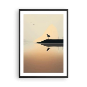 Poster in einem schwarzem Rahmen - Ein Storch steht am Ufer eines Sees mit seiner Spiegelung im Wasser - 50x70cm - Herr am See - Moderne Wanddekoration für Wohnzimmer und Schlafzimmer ARTTOR