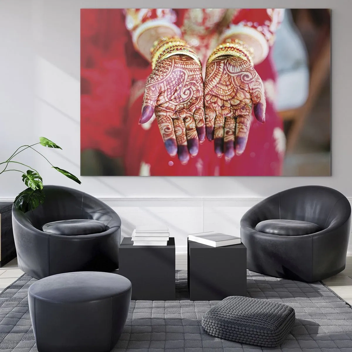 Glasbild - Bild auf glas - Henna-Hände in traditioneller Kleidung vor rotem Hintergrund - 100x70cm - Bereit, das Glück zu fangen? - Moderne Wanddekoration für Wohnzimmer und Schlafzimmer ARTTOR