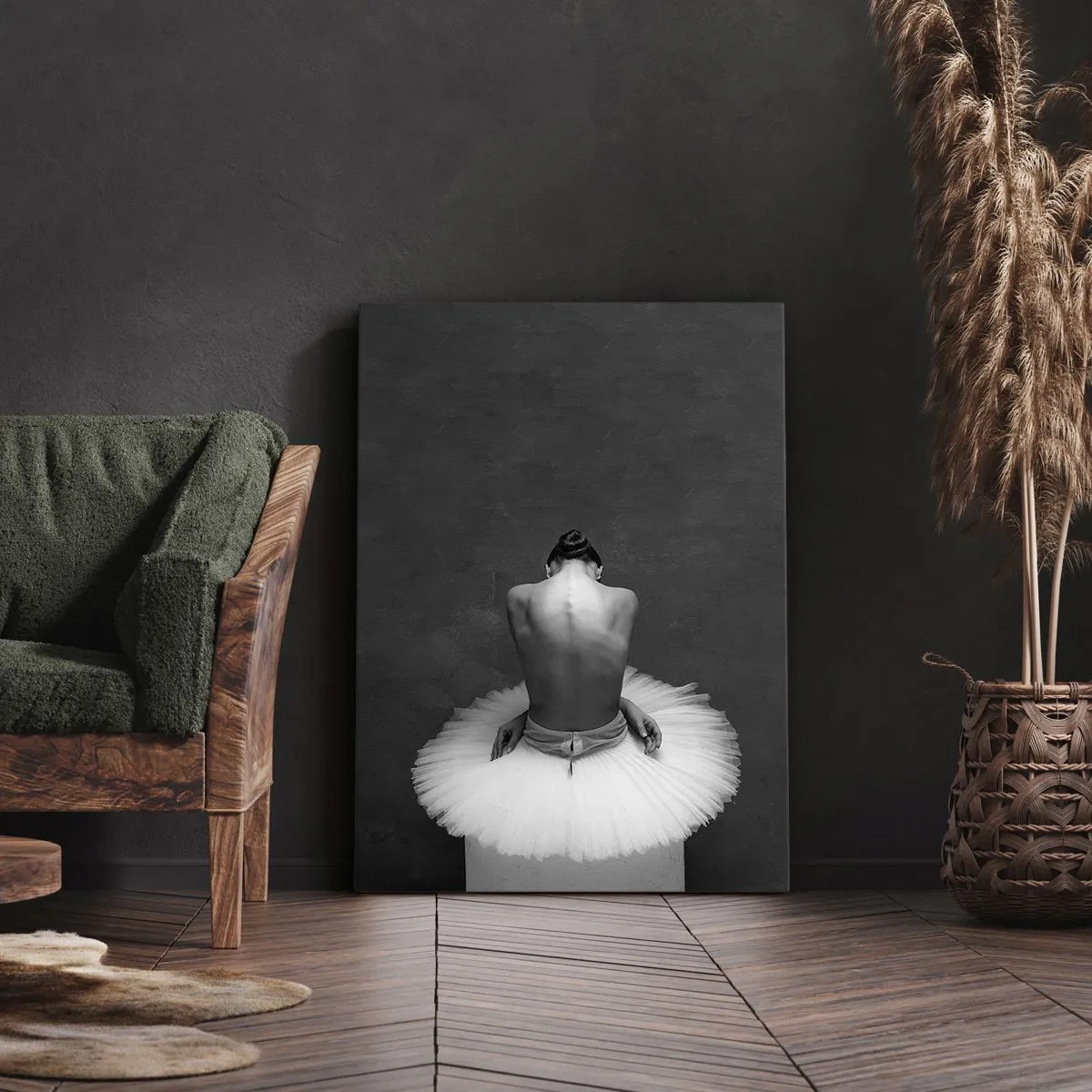 Bild auf Leinwand - Leinwandbild - Eine Balletttänzerin in klassischer Pose vor dunklem Hintergrund. - 50x70cm - Es blüht gerade - Moderne Wanddekoration für Wohnzimmer und Schlafzimmer ARTTOR