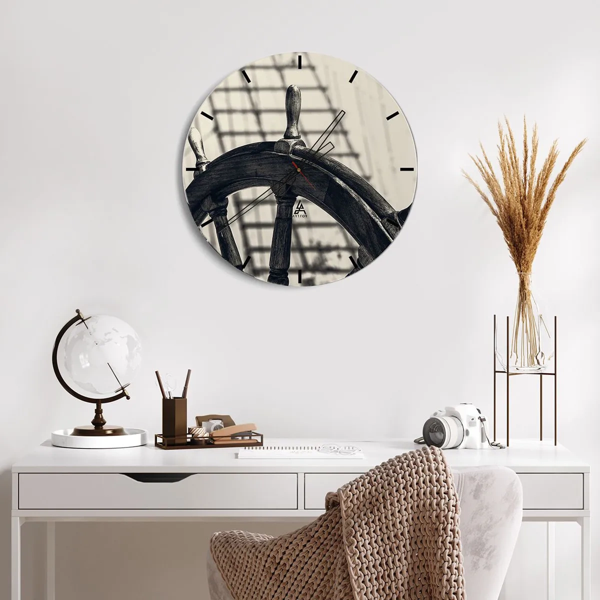 Wanduhr - Glasuhr - Ein Schiffsruder in Sepia mit Segeln im Hintergrund - 30x30cm - Meeresgeschichten - Moderne Wanddekoration für Wohnzimmer, Küche und Schlafzimmer ARTTOR