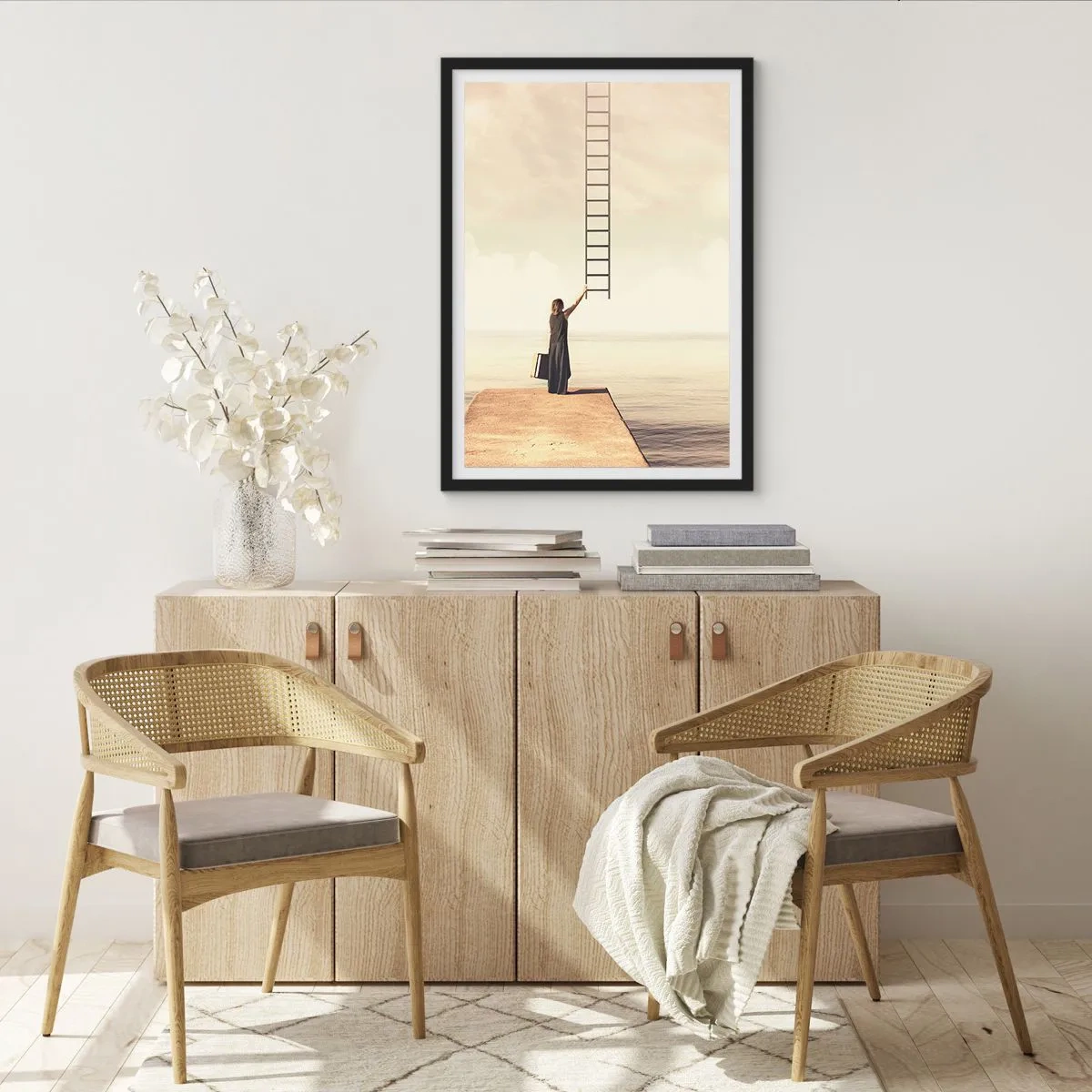 Poster in einem schwarzem Rahmen - Eine Frau auf einem Pier greift nach einer Leiter, die in den Himmel führt - 50x70cm - Eine magische Reise - Moderne Wanddekoration für Wohnzimmer und Schlafzimmer ARTTOR