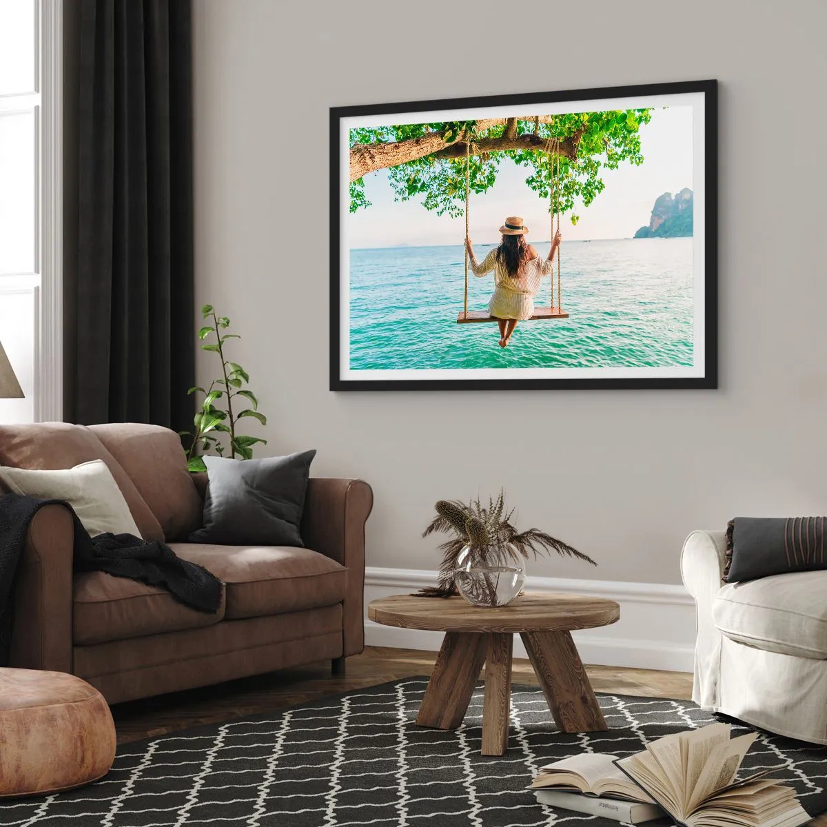 Poster in einem schwarzem Rahmen - Frau auf einer Schaukel am Meer in einer tropischen Landschaft - 100x70cm - Das Leben ist wunderschön - Moderne Wanddekoration für Wohnzimmer und Schlafzimmer ARTTOR