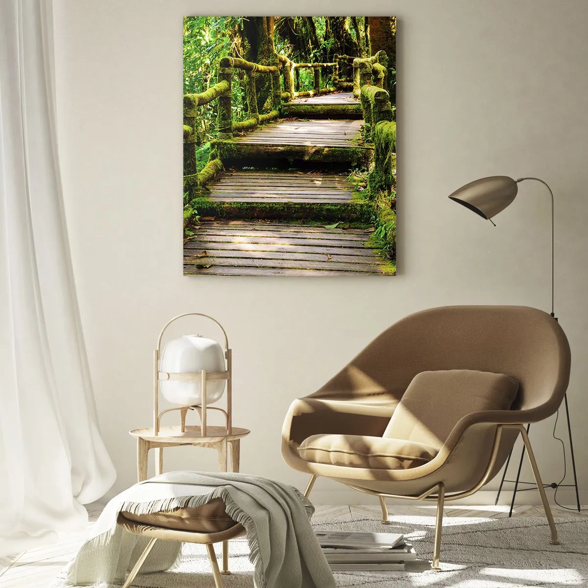 Glasbild - Bild auf glas - Ein Holzweg in einem grünen, mit Moos bedeckten Wald - 50x70cm - Ein Korridor voller Grün - Moderne Wanddekoration für Wohnzimmer und Schlafzimmer ARTTOR