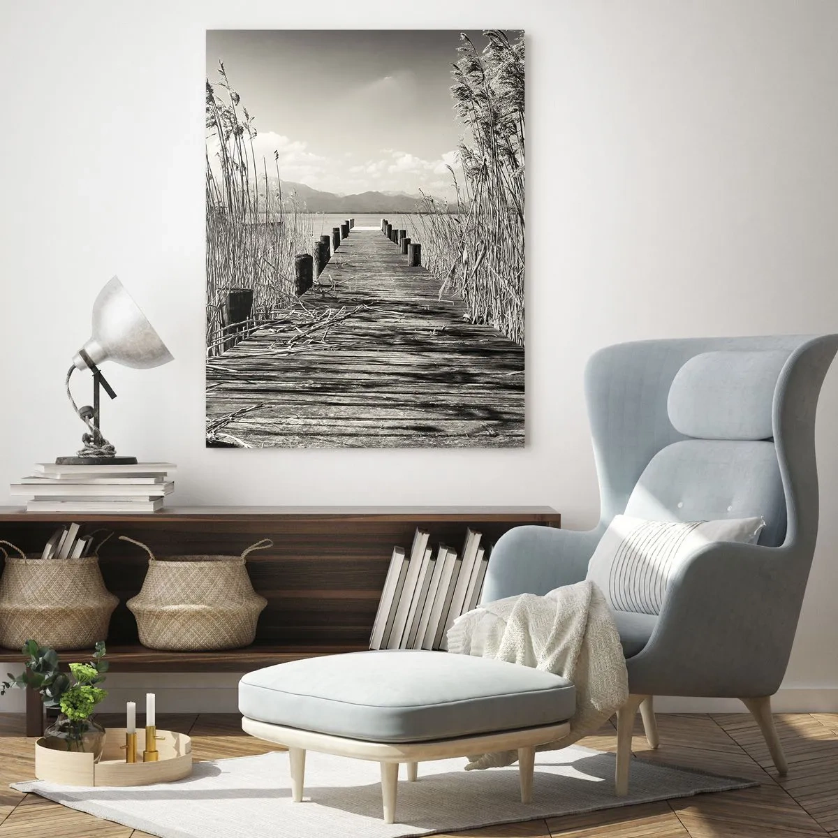 Glasbild - Bild auf glas - Eine Holzbrücke führt durch das Gras über einen ruhigen See. - 50x70cm - In der Stille des Grases - Moderne Wanddekoration für Wohnzimmer und Schlafzimmer ARTTOR