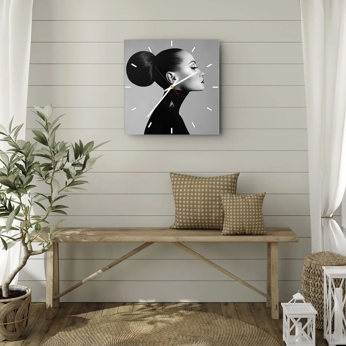 Wanduhr - Glasuhr - Profil einer Frau in Schwarz-Weiß mit einem eleganten Dutt - 30x30cm - Moderne Nofretete - Moderne Wanddekoration für Wohnzimmer und Schlafzimmer ARTTOR