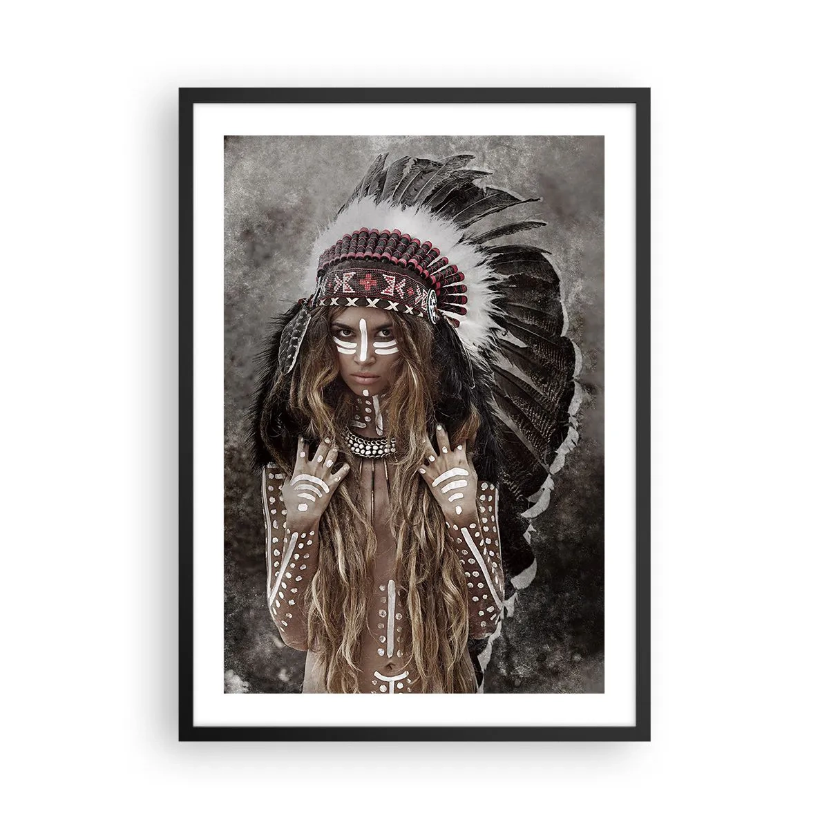 Poster in einem schwarzem Rahmen - Eine Frau mit Federkopfschmuck und weißer Körperbemalung - 50x70cm - Das Geheimnis der Stärke des Stammes - Moderne Wanddekoration für Wohnzimmer und Schlafzimmer ARTTOR