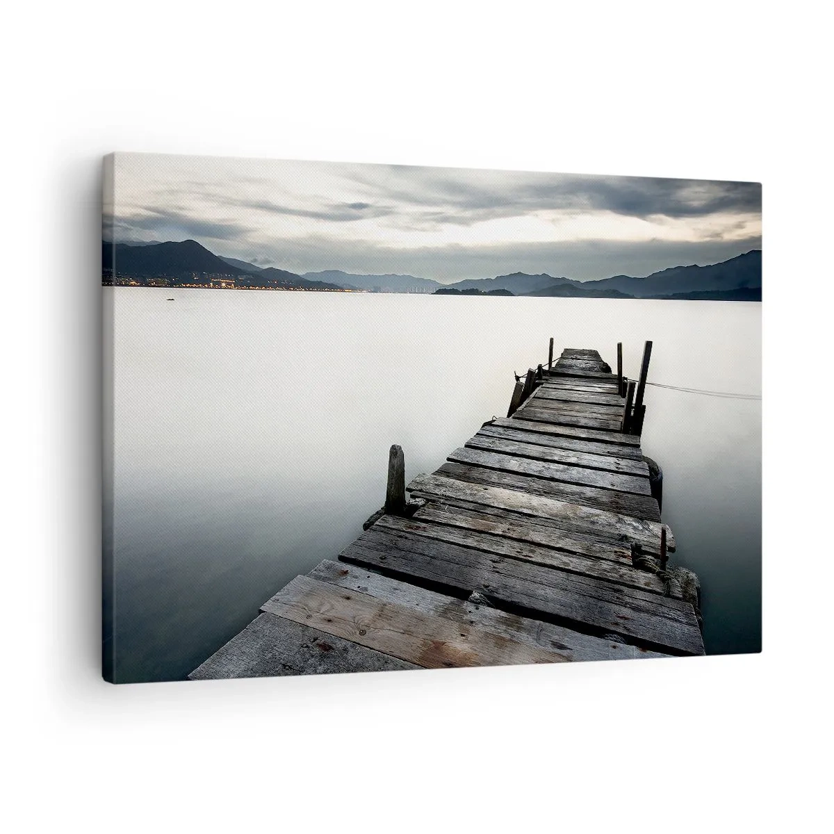 Bild auf Leinwand - Leinwandbild - Eine Holzbrücke, die zu einem ruhigen See führt - 70x50cm - Tauchen Sie ein in Ruhe - Moderne Wanddekoration für Wohnzimmer und Schlafzimmer ARTTOR