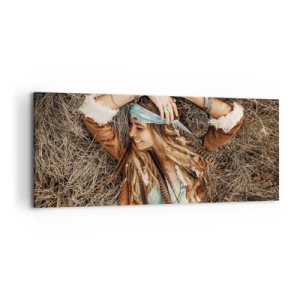 Bild auf Leinwand - Leinwandbild - Frau im Boho-Stil liegt auf Heu - 120x50cm - Auf dem Weg in den Sommer der Liebe - Moderne Wanddekoration für Wohnzimmer und Schlafzimmer ARTTOR