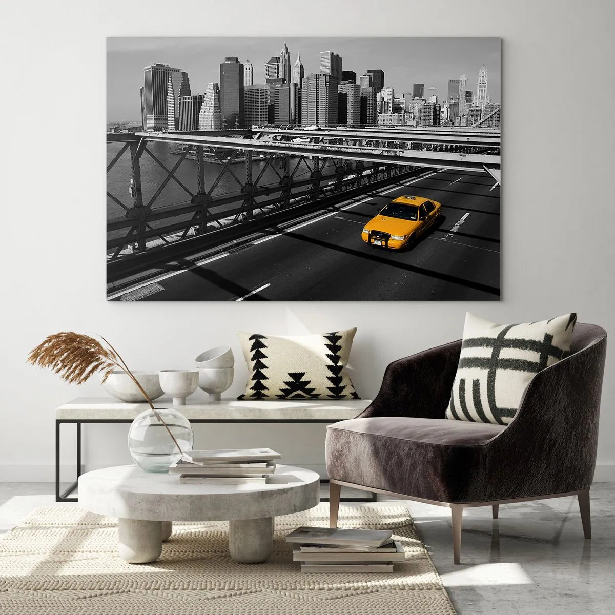 Glasbild - Bild auf glas - Ein gelbes Taxi auf einer Brücke mit Blick auf Manhattan - 120x80cm - Die Farbe einer Großstadt - Moderne Wanddekoration für Wohnzimmer und Schlafzimmer ARTTOR