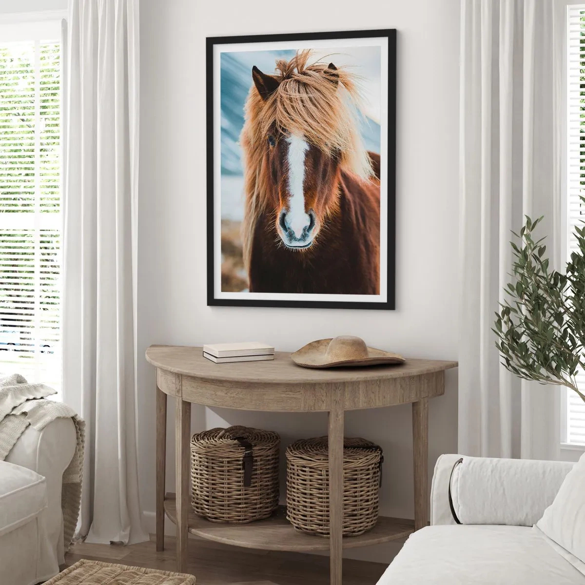 Poster in einem schwarzem Rahmen - Eine Nahaufnahme eines Islandpferdes mit wallender Mähne vor einer natürlichen Kulisse. - 50x70cm - Spürst du die Freiheit? - Moderne Wanddekoration für Wohnzimmer und Schlafzimmer ARTTOR