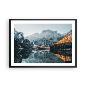 Poster in einem schwarzem Rahmen - Eine Berglandschaft spiegelt sich in der ruhigen Oberfläche eines Sees - 70x50cm - Spiegellandschaft - Moderne Wanddekoration für Wohnzimmer und Schlafzimmer ARTTOR