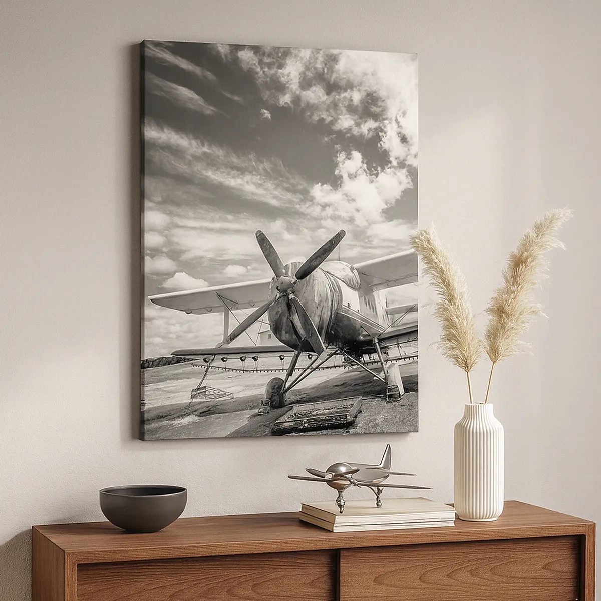 Bild auf Leinwand - Leinwandbild - Ein altes Flugzeug auf dem Flughafen in Schwarz und Weiß - 50x70cm - Ich kann es kaum erwarten! - Moderne Wanddekoration für Wohnzimmer und Schlafzimmer ARTTOR