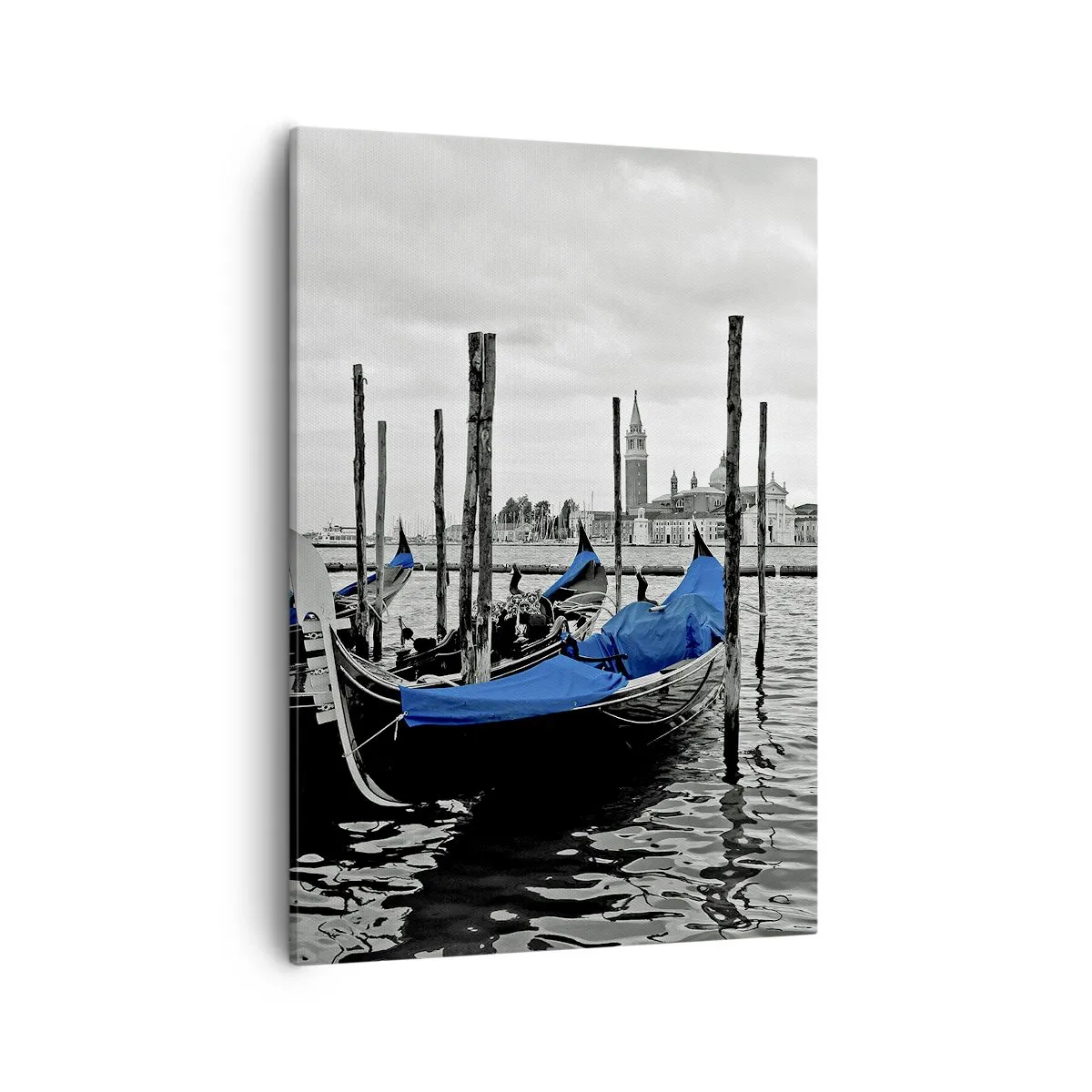 Bild auf Leinwand - Leinwandbild - Gondeln in Venedig mit blauen Abdeckungen - 50x70cm - Nachdenkliches Venedig - Moderne Wanddekoration für Wohnzimmer und Schlafzimmer ARTTOR