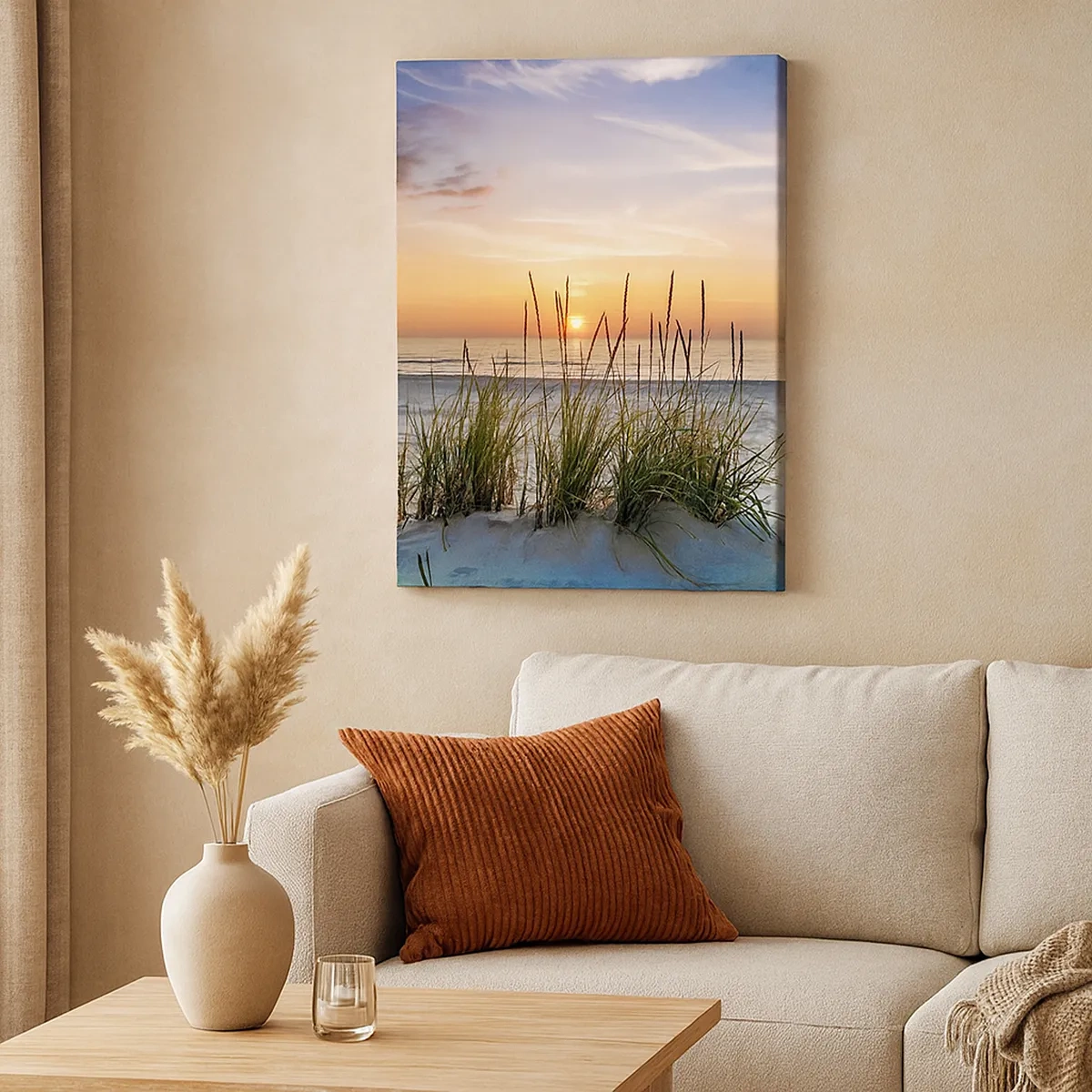 Bild auf Leinwand - Leinwandbild - Ein Sandstrand bei Sonnenuntergang mit Gras im Hintergrund - 50x70cm - Schau, denk, fühl - Moderne Wanddekoration für Wohnzimmer und Schlafzimmer ARTTOR