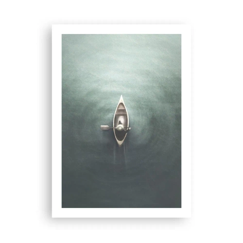 Poster - Eine Vogelperspektive auf ein Boot, das auf ruhigem Wasser treibt - 50x70cm - Durch den Mondsee - Moderne Wanddekoration für Wohnzimmer und Schlafzimmer ARTTOR