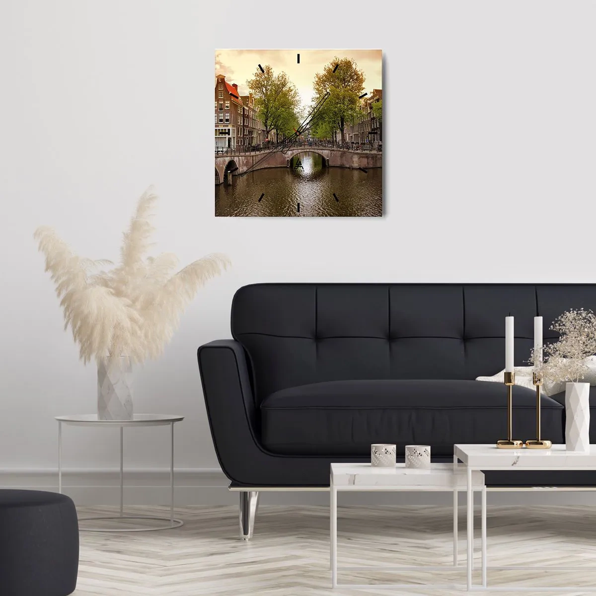 Wanduhr - Glasuhr - Ein Kanal in Amsterdam, umgeben von historischen Mietshäusern - 30x30cm - Mit dem Boot oder mit dem Fahrrad? - Moderne Wanddekoration für Wohnzimmer und Schlafzimmer ARTTOR