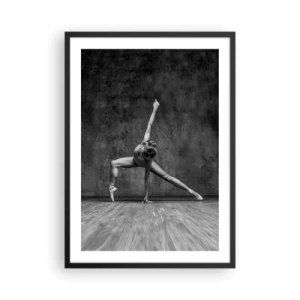 Poster in einem schwarzem Rahmen - Eine schwarz-weiße Ballerina in einer dynamischen Pose vor einer rohen Wand. - 50x70cm - Das Ideal des Gleichgewichts - Moderne Wanddekoration für Wohnzimmer und Schlafzimmer ARTTOR