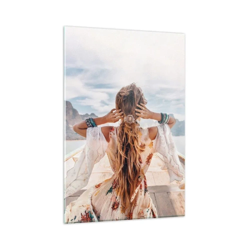 Glasbild - Bild auf glas - Frau auf einem Boot mit Blick auf die Berge und das Wasser, Boho-Stil - 80x120cm - Auf dem Weg zum Glück - Moderne Wanddekoration für Wohnzimmer und Schlafzimmer ARTTOR