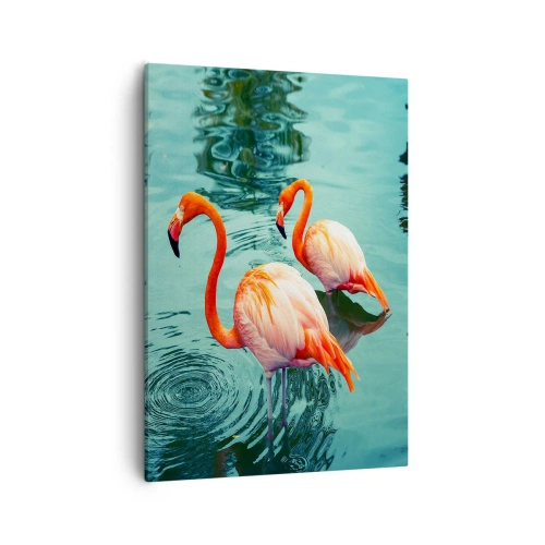Bild auf Leinwand - Leinwandbild - Zwei Flamingos im ruhigen Wasser spiegeln ihre Umgebung wider - 50x70cm - Wir sind jetzt in Mode - Moderne Wanddekoration für Wohnzimmer und Schlafzimmer ARTTOR