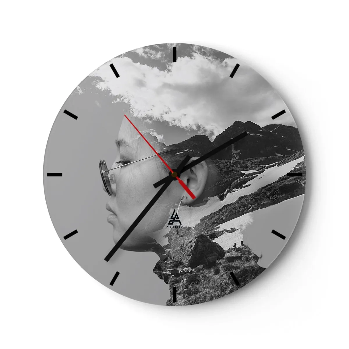Wanduhr - Glasuhr - Doppelbelichtung eines Gesichts und einer Berglandschaft in Grautönen. - 30x30cm - Top und bewölktes Porträt - Moderne Wanddekoration für Wohnzimmer, Küche und Schlafzimmer ARTTOR