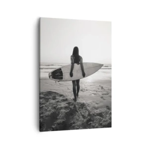 Bild auf Leinwand - Leinwandbild - Frau mit Surfbrett am Strand in Schwarz und Weiß - 50x70cm - Die Tochter der Meereswelle - Moderne Wanddekoration für Wohnzimmer und Schlafzimmer ARTTOR