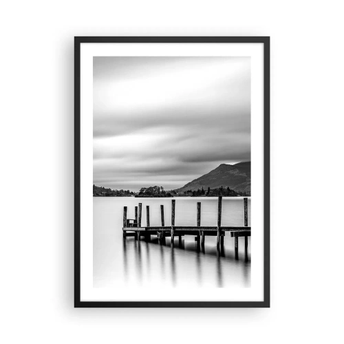 Poster in einem schwarzem Rahmen - Schwarz-Weiß-Szene mit einem See, einem Pier und Bergen - 50x70cm - Milde und Kraft - Moderne Wanddekoration für Wohnzimmer und Schlafzimmer ARTTOR