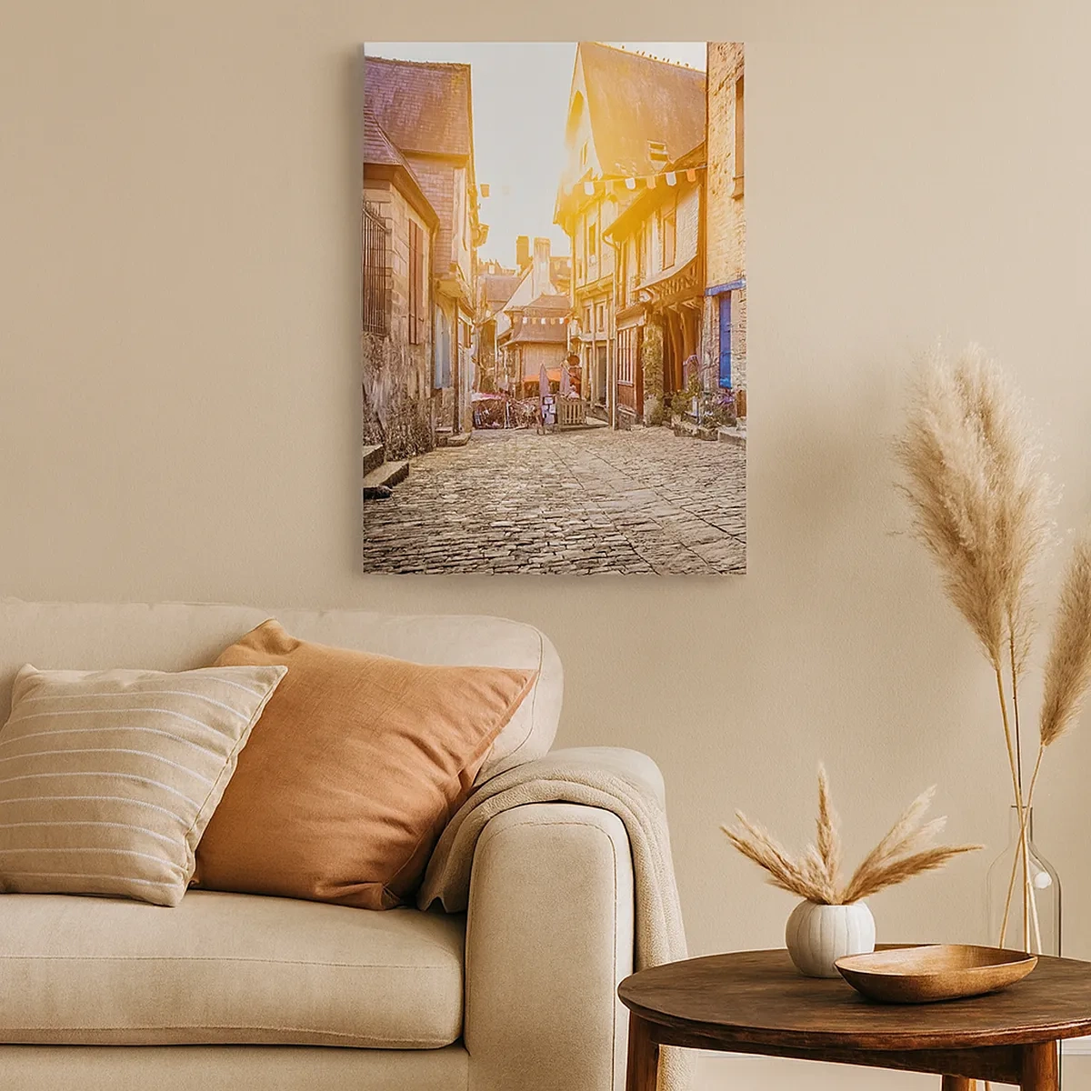 Bild auf Leinwand - Leinwandbild - Eine charmante Straße mit Steinpflaster im Sonnenlicht - 50x70cm - Der weiße Geist der Stadt - Moderne Wanddekoration für Wohnzimmer und Schlafzimmer ARTTOR