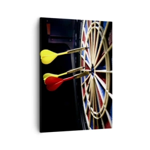 Bild auf Leinwand - Leinwandbild - Eine Dartscheibe mit getroffenen Darts auf schwarzem Hintergrund - 50x70cm - Auf den Punkt gebracht - Moderne Wanddekoration für Wohnzimmer und Schlafzimmer ARTTOR