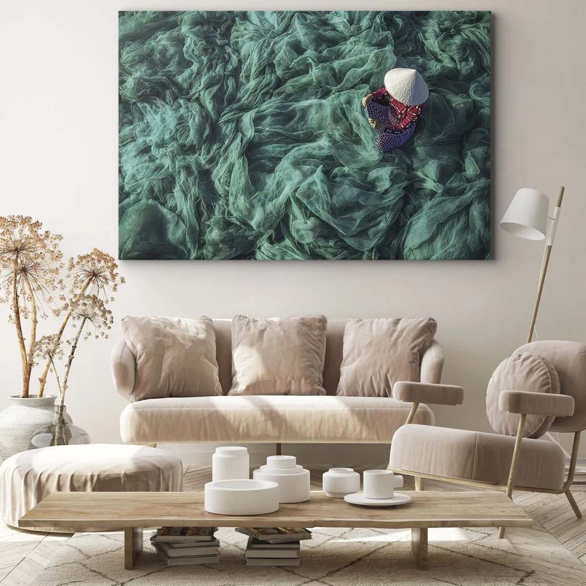 Bild auf Leinwand - Leinwandbild - Eine Person mit Hut zwischen grünen Fischernetzen - 120x80cm - In einem Meer aus Netzen - Moderne Wanddekoration für Wohnzimmer und Schlafzimmer ARTTOR
