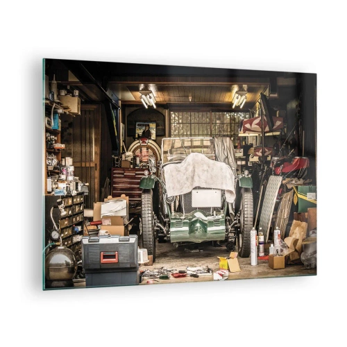 Glasbild - Bild auf glas - Vintage-Garage mit einem mit einem Tuch abgedeckten Auto, umgeben von Werkzeugen und Kisten - 70x50cm - Zurück in die Vergangenheit - Moderne Wanddekoration für Wohnzimmer und Schlafzimmer ARTTOR