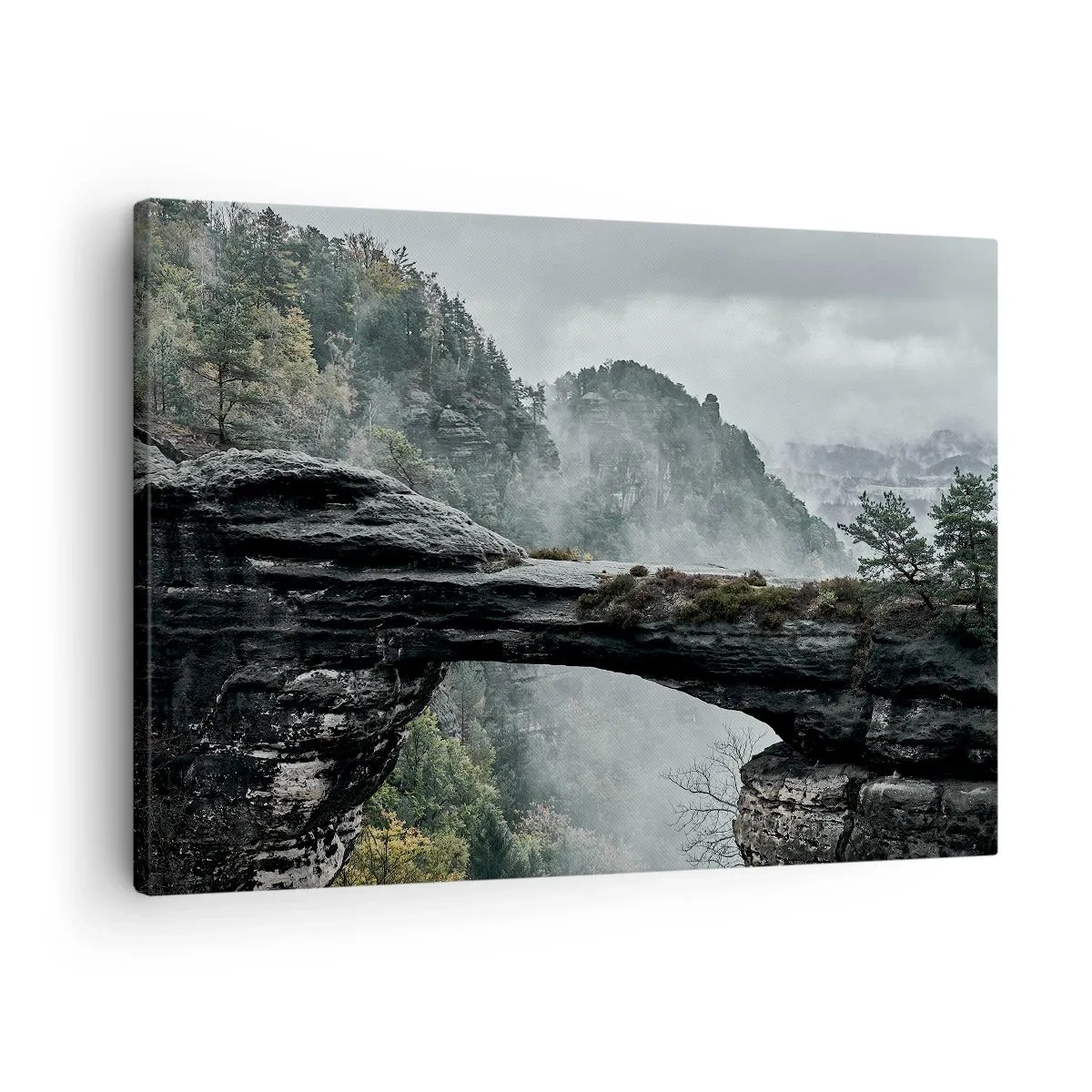 Bild auf Leinwand - Leinwandbild - Ein Steinbogen, umgeben von nebligen Bergen und Wäldern - 70x50cm - Abenteuer beginnt gleich - Moderne Wanddekoration für Wohnzimmer und Schlafzimmer ARTTOR