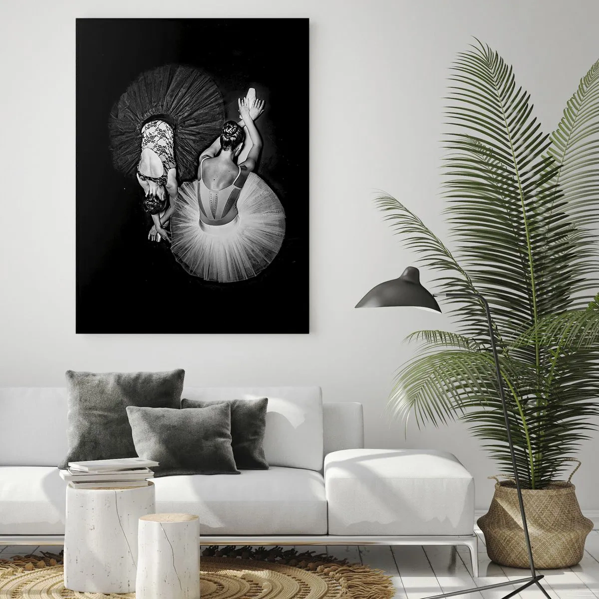 Glasbild - Bild auf glas - Ein Schwarzweißbild von zwei Ballerinas in einer dynamischen Pose. - 80x120cm - Jin und Jang – perfekte Balance - Moderne Wanddekoration für Wohnzimmer und Schlafzimmer ARTTOR