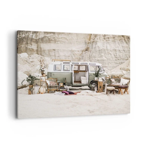Bild auf Leinwand - Leinwandbild - Ein Retro-Camper im Boho-Design vor einer felsigen Landschaft. - 100x70cm - Es ist die Zeit, die Reise zu beginnen - Moderne Wanddekoration für Wohnzimmer und Schlafzimmer ARTTOR