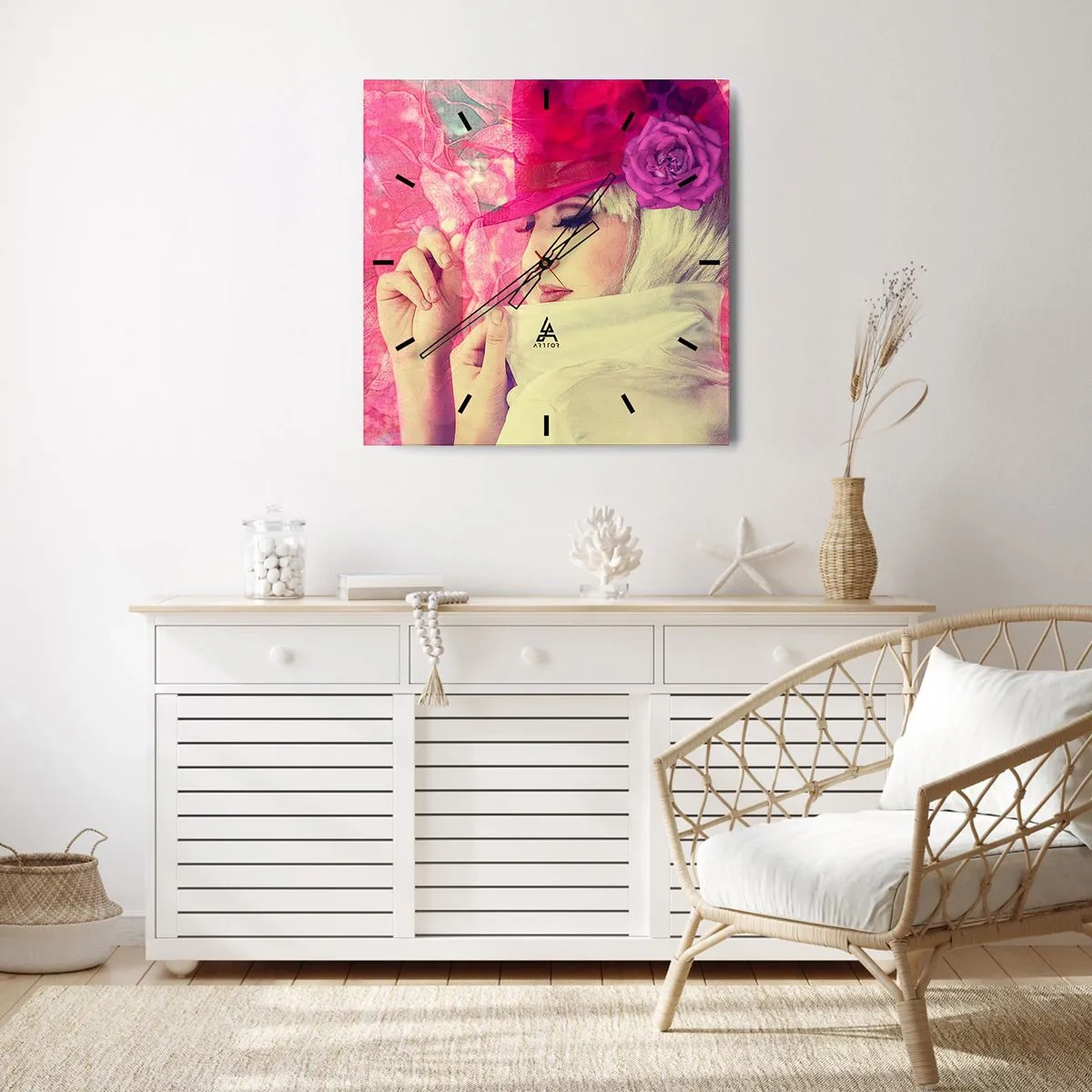 Wanduhr - Glasuhr - Stilvolle Frau mit rosa Hut und Blume - 30x30cm - Retro-Porträt in einem rosa Nebel - Moderne Wanddekoration für Wohnzimmer und Schlafzimmer ARTTOR