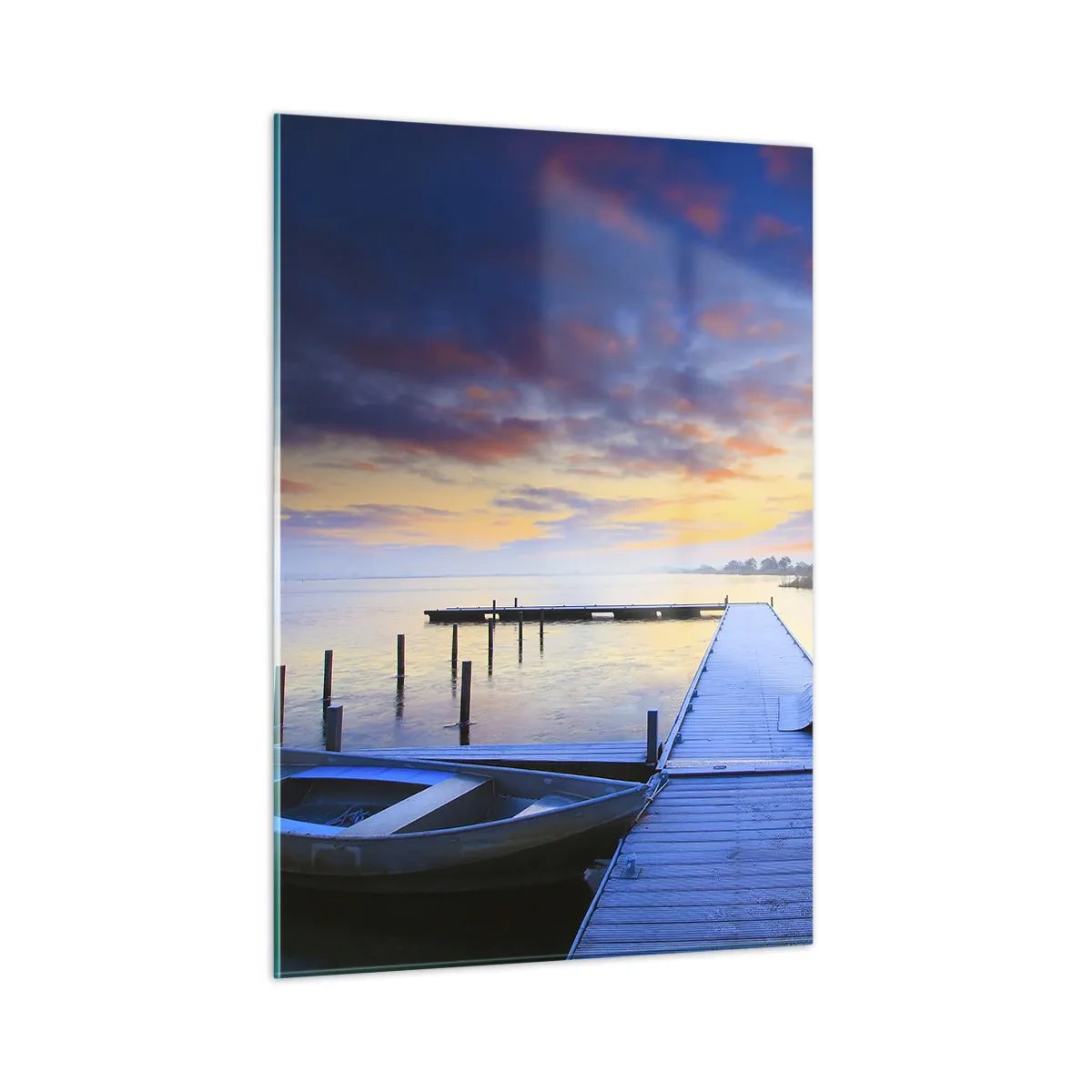 Glasbild - Bild auf glas - Ein Pier am See im Morgengrauen, umgeben von friedlicher Natur - 50x70cm - Violett-goldene Ruhe - Moderne Wanddekoration für Wohnzimmer und Schlafzimmer ARTTOR