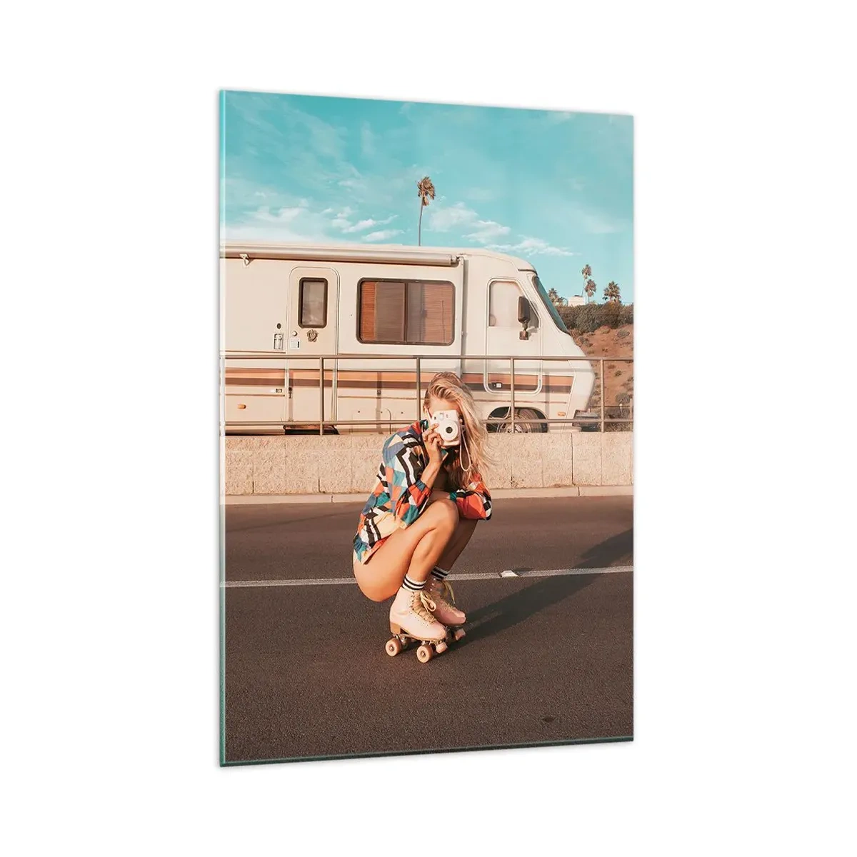 Glasbild - Bild auf glas - Ein Mädchen auf Rollschuhen macht an einem sonnigen Tag ein Foto. - 80x120cm - Lächel bitte! - Moderne Wanddekoration für Wohnzimmer und Schlafzimmer ARTTOR