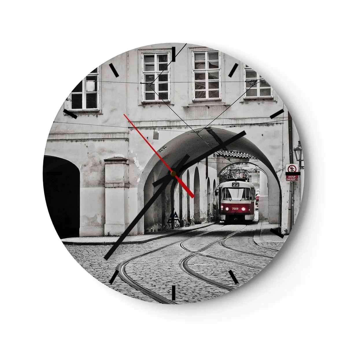 Wanduhr - Glasuhr - Eine Straßenbahn, die im monochromen Stil durch einen Bogen fährt. - 30x30cm - Durch das Stadtlabyrinth - Moderne Wanddekoration für Wohnzimmer, Küche und Schlafzimmer ARTTOR