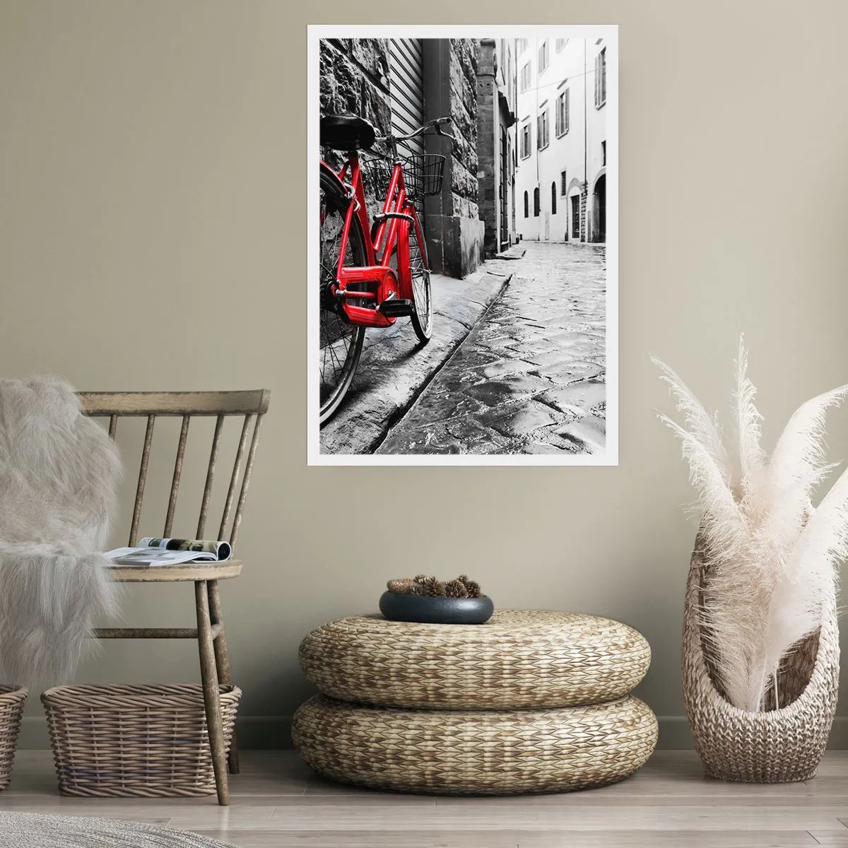 Poster - Ein rotes Fahrrad auf einer schwarz-weißen Kopfsteinpflasterstraße - 50x70cm - Wahre Schönheit wird nicht alt - Moderne Wanddekoration für Wohnzimmer und Schlafzimmer ARTTOR