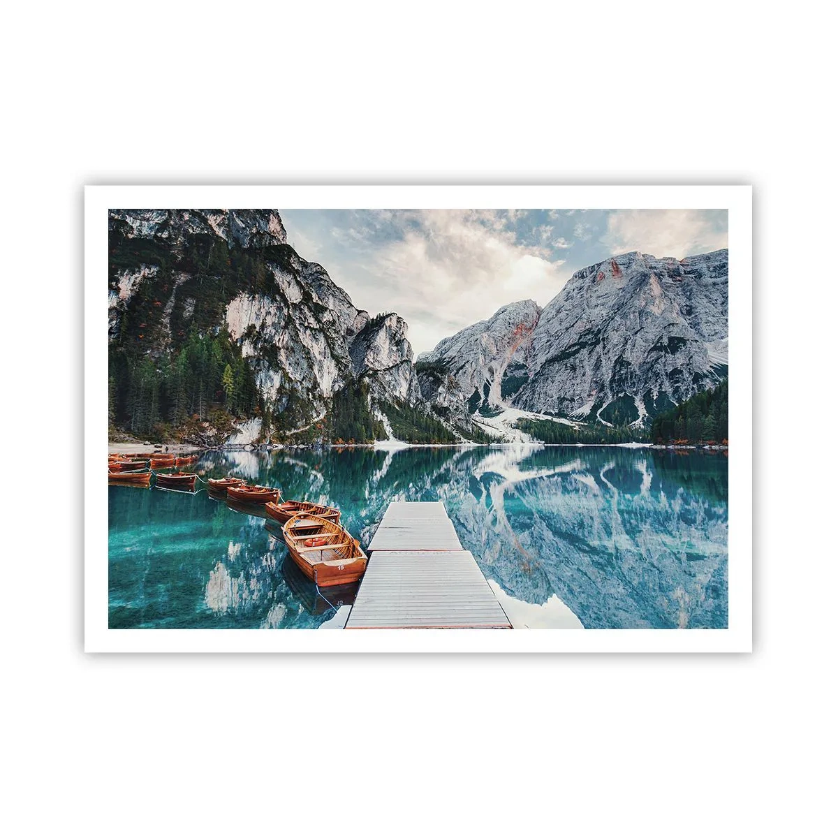 Poster - Ein See mit Booten, umgeben von Bergen - 100x70cm - Wir zeigen Ihnen Schönheit - Moderne Wanddekoration für Wohnzimmer und Schlafzimmer ARTTOR