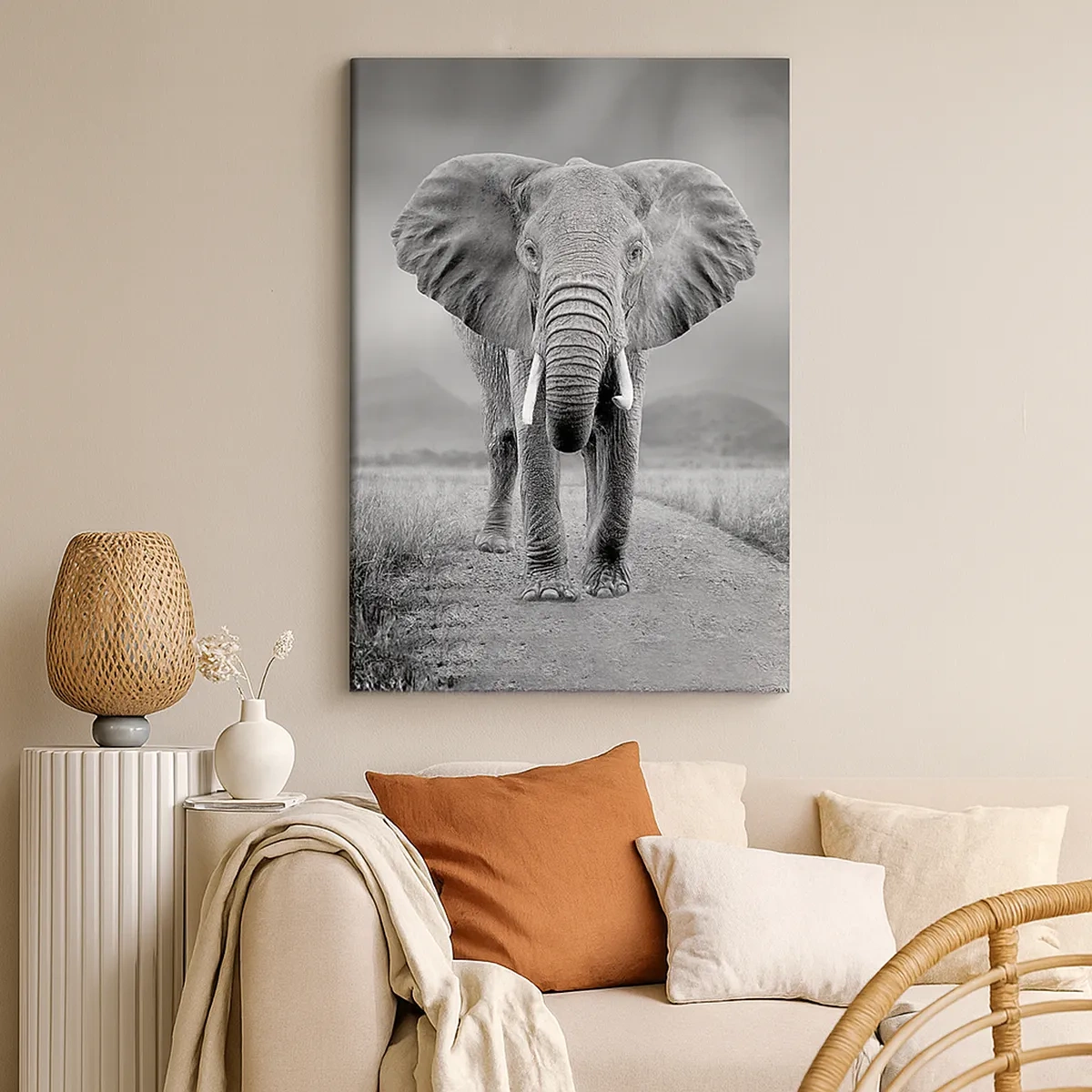 Bild auf Leinwand - Leinwandbild - Ein mächtiger Elefant in der Savanne in monochromen Tönen - 50x70cm - Der Gastgeber heißt willkommen - Moderne Wanddekoration für Wohnzimmer und Schlafzimmer ARTTOR