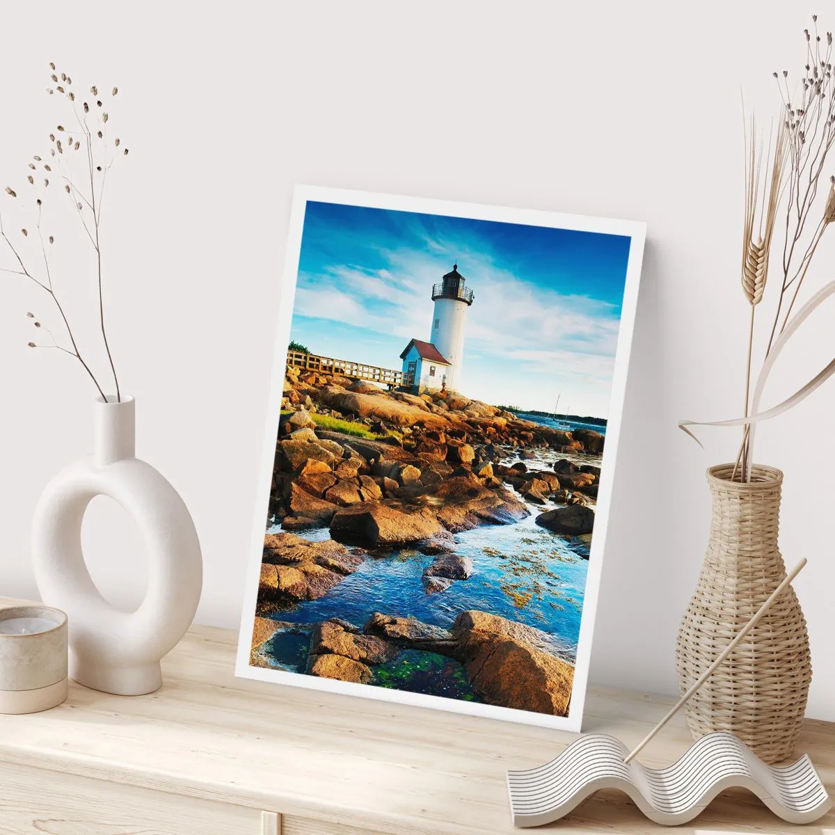 Poster - Ein Leuchtturm an einer felsigen Küste an einem sonnigen Tag - 50x70cm - Komm glücklich zurück, ich warte - Moderne Wanddekoration für Wohnzimmer und Schlafzimmer ARTTOR