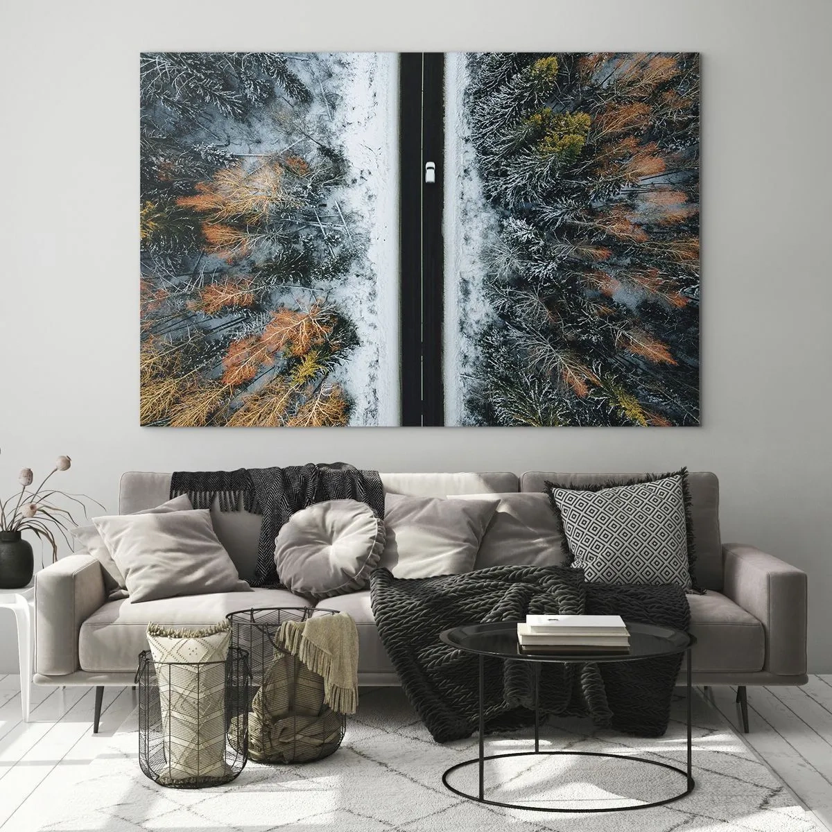 Glasbild - Bild auf glas - Eine Winterstraße durch einen schneebedeckten Wald mit bunten Bäumen - 120x80cm - Schnitt durch den Winterwald - Moderne Wanddekoration für Wohnzimmer und Schlafzimmer ARTTOR