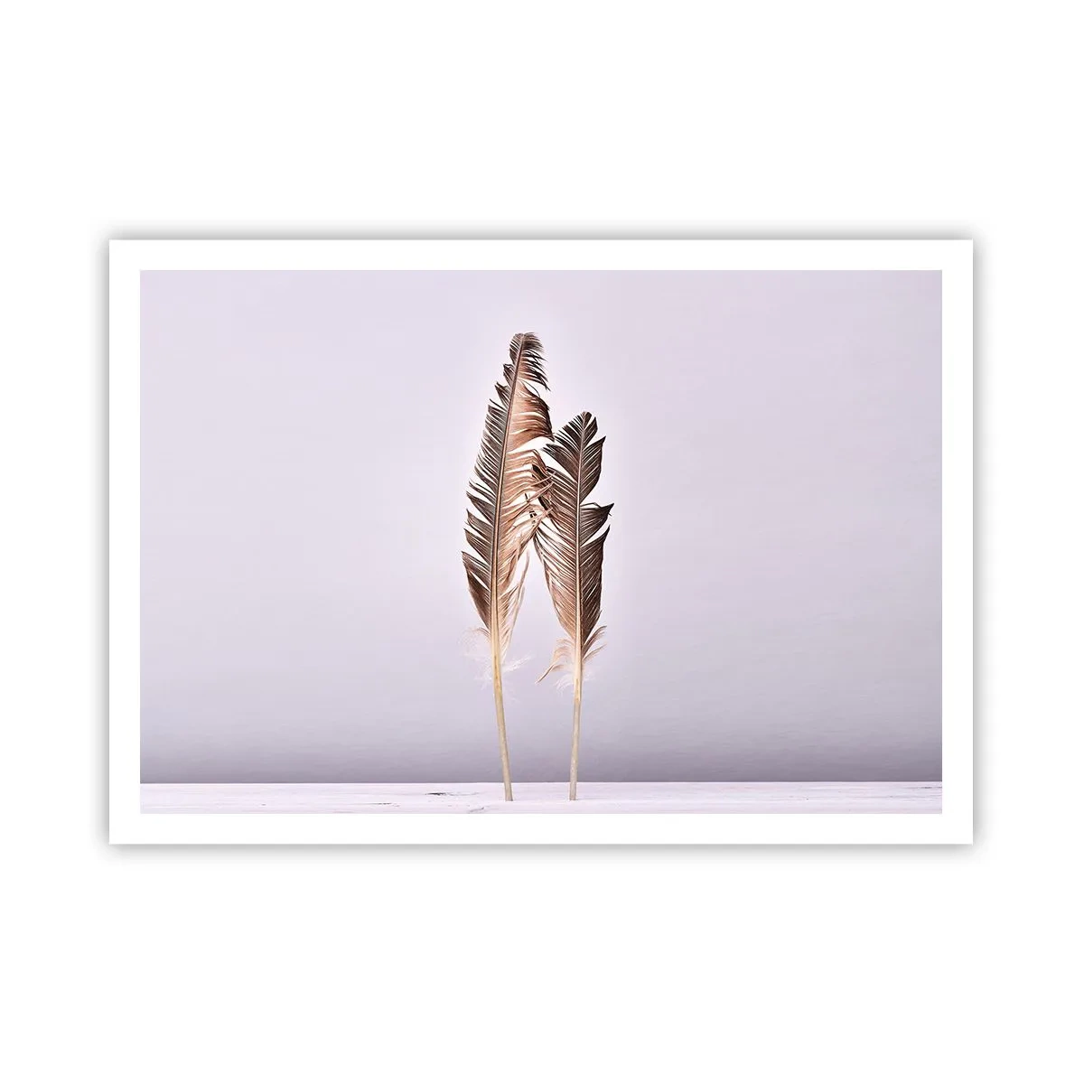 Poster - Zarte Federn auf hellem Untergrund im minimalistischen Stil - 100x70cm - Gegen das Nichts - Moderne Wanddekoration für Wohnzimmer und Schlafzimmer ARTTOR
