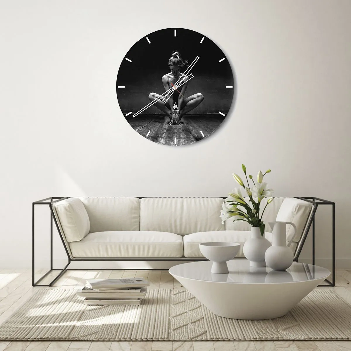 Wanduhr - Glasuhr - Schwarz-Weiß-Porträt einer Tänzerin in dynamischer Pose - 30x30cm - Konzentration der Tanzenergie - Moderne Wanddekoration für Wohnzimmer, Küche und Schlafzimmer ARTTOR