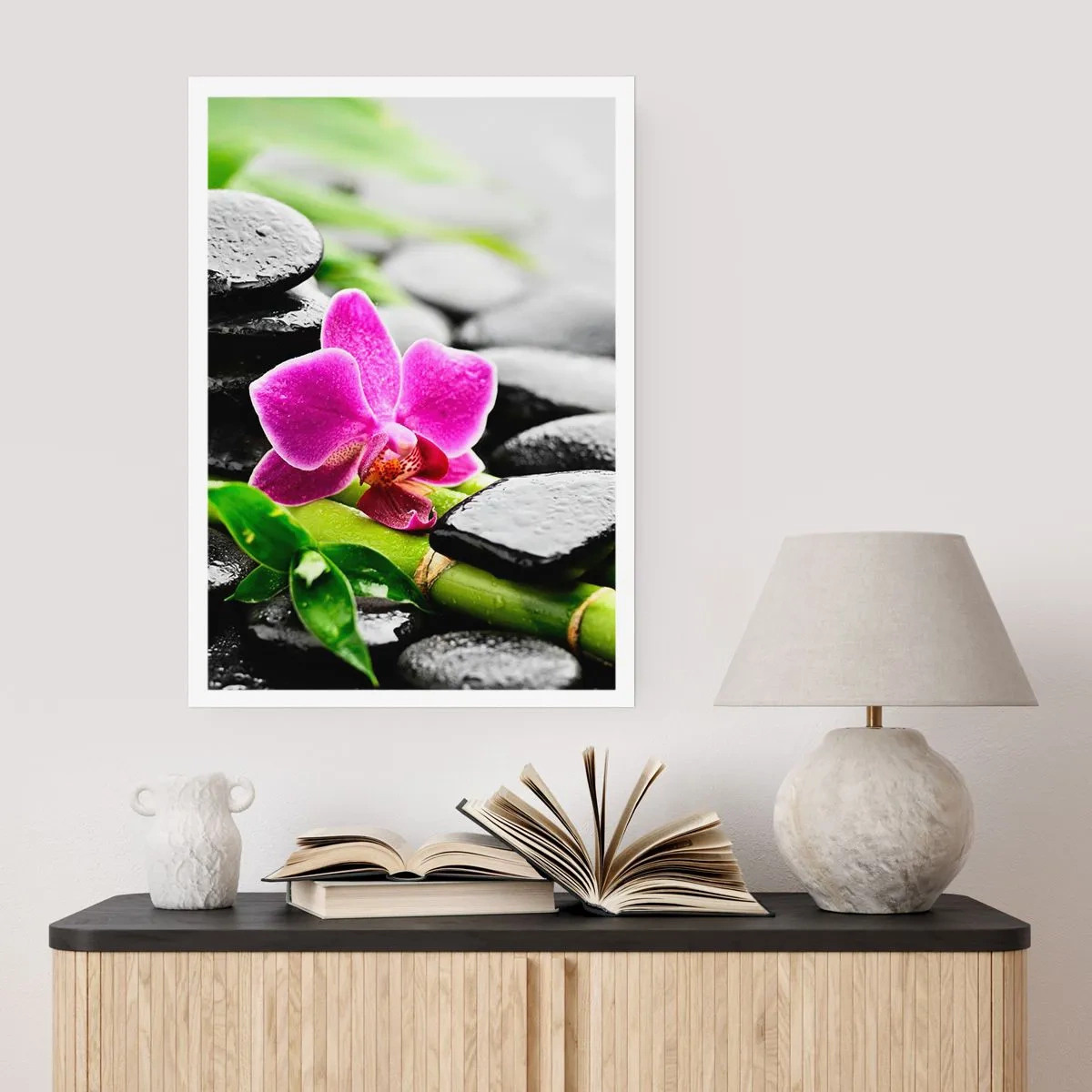 Poster - Lila Orchidee auf nassen Steinen und grünen Blättern - 50x70cm - In ruhiger Balance - Moderne Wanddekoration für Wohnzimmer und Schlafzimmer ARTTOR