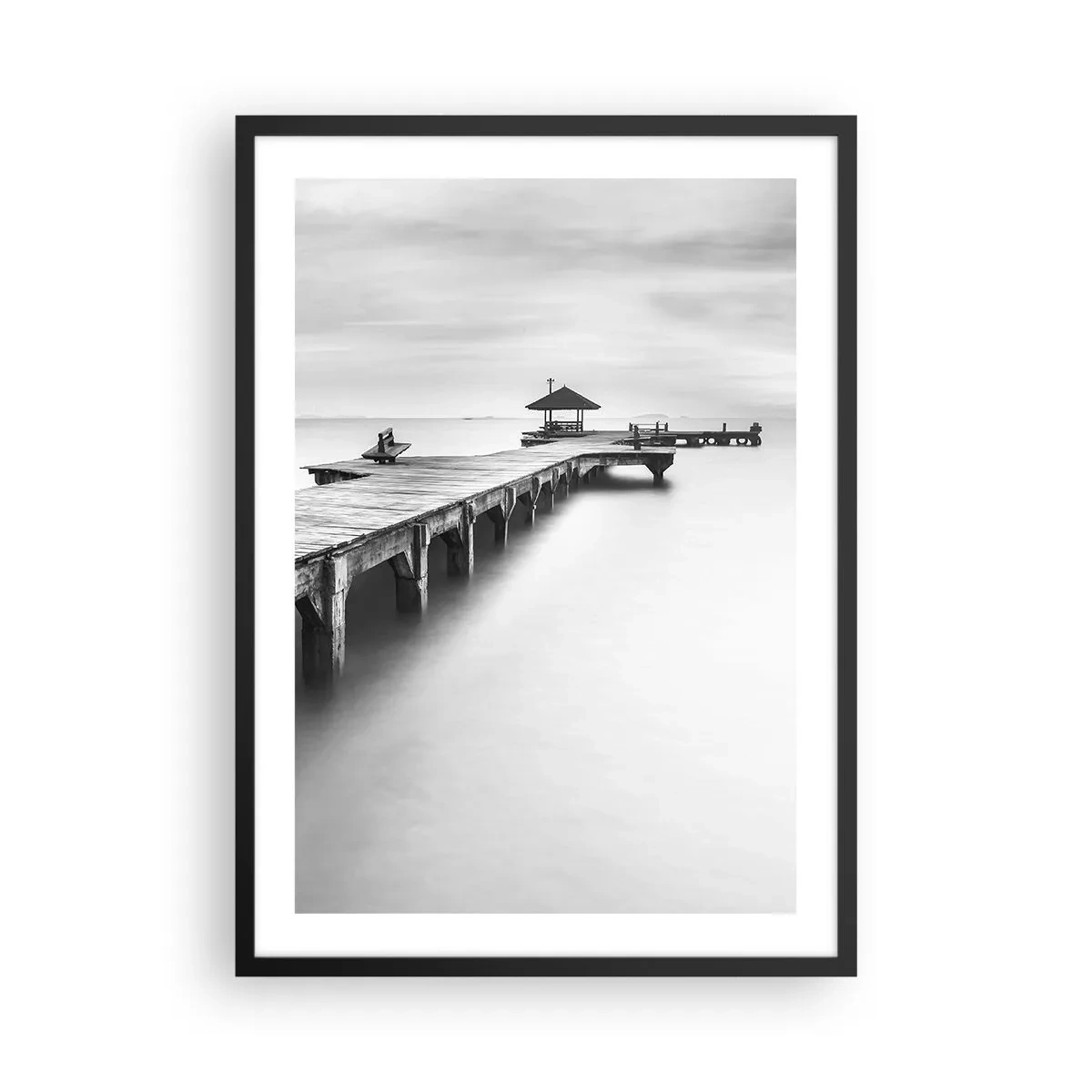 Poster in einem schwarzem Rahmen - Ein schwarz-weißer Pier über einem ruhigen Meer - 50x70cm - In die Ferne - Moderne Wanddekoration für Wohnzimmer und Schlafzimmer ARTTOR