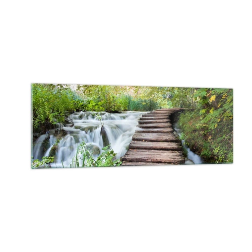 Glasbild - Bild auf glas - Eine Holzbrücke über einen Wasserfall, umgeben von üppigem grünen Wald. - 140x50cm - Das Wasser ist überhaupt nicht ruhig - Moderne Wanddekoration für Wohnzimmer und Schlafzimmer ARTTOR