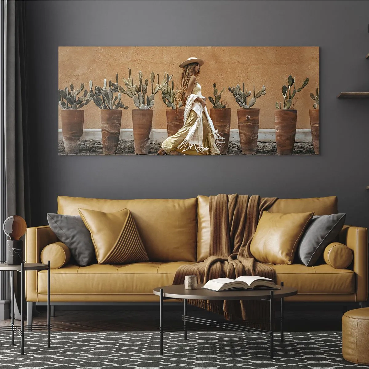 Glasbild - Bild auf glas - Eine Frau im Boho-Stil mit Töpfen voller Kakteen im Hintergrund. - 160x50cm - Hippie-Stil - Moderne Wanddekoration für Wohnzimmer und Schlafzimmer ARTTOR