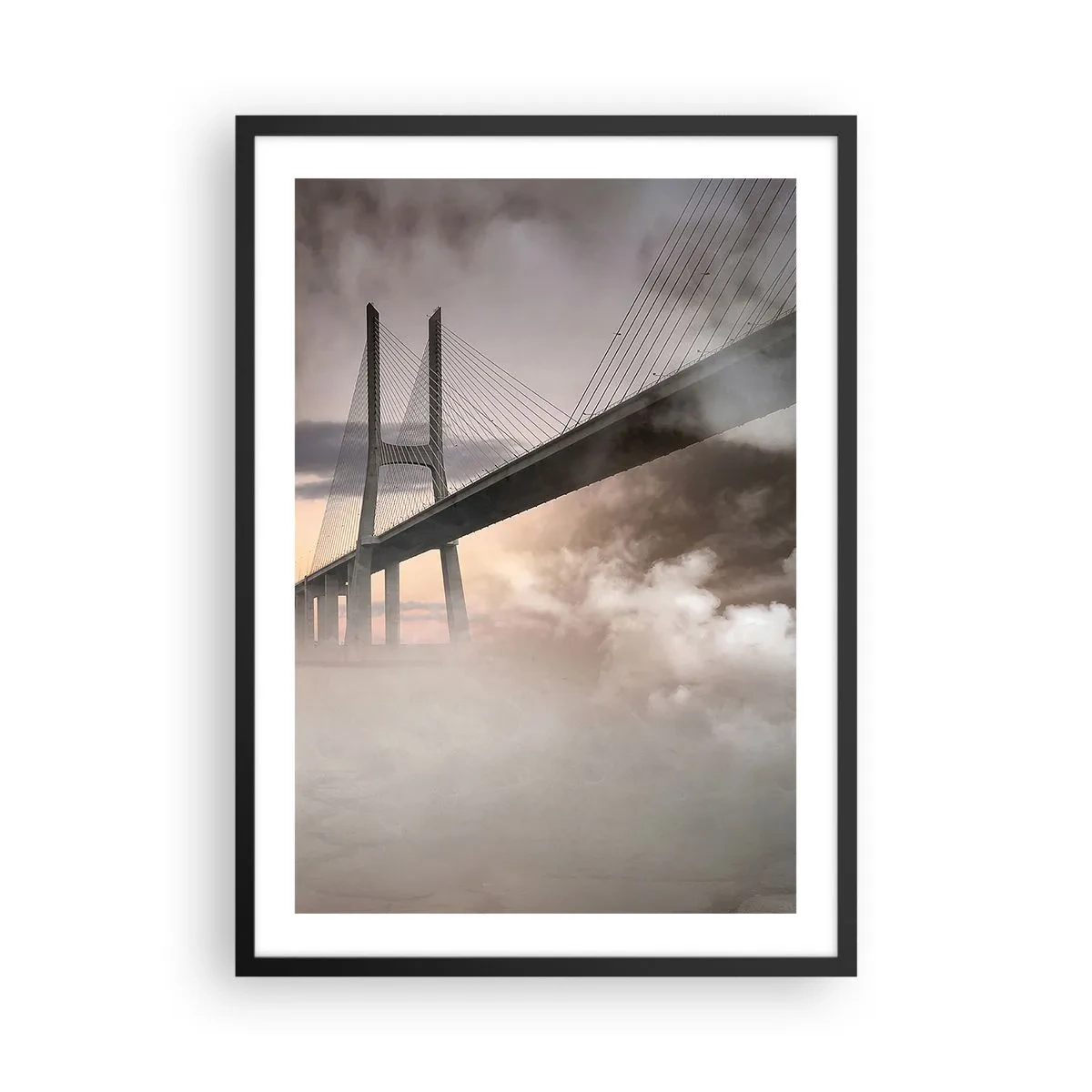 Poster in einem schwarzem Rahmen - Eine Brücke im Nebel bei Sonnenaufgang - 50x70cm - Auf dem Fluss, den es nicht gibt - Moderne Wanddekoration für Wohnzimmer und Schlafzimmer ARTTOR